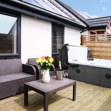 Hoxne - Daisy With Private Hot Tub York
